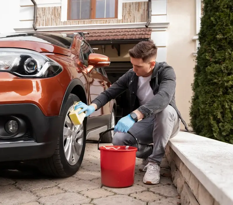 Lavage auto à domicile Saint-Georges-de-Didonne : professionnel intervenant sur un véhicule